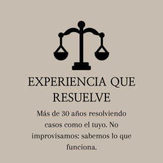 Más de 30 años de experiencia real Icono de balanza de la justicia con el texto "Experiencia que resuelve. Más de 30 años resolviendo casos como el tuyo